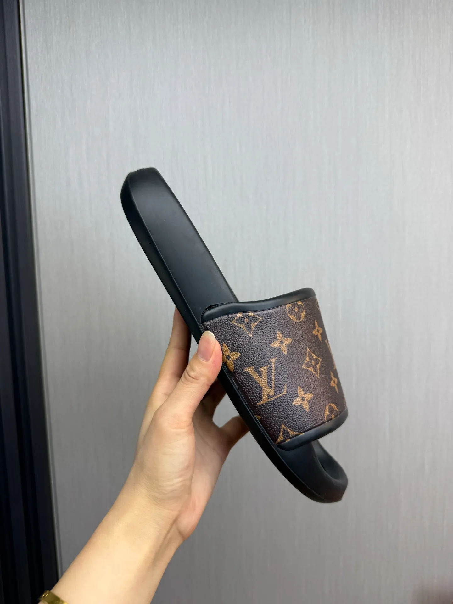 Men's shoes 💰280💰 ▪️LV's popular Little Red Book popular slippers hot sale: 1 shipment✅ Super textured and comfortable slippers, original TPU outsole. Authentic counter box drawer box packaging 🎁Size 38-45